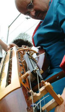 Patrice tunes his Hurdy Gurdy